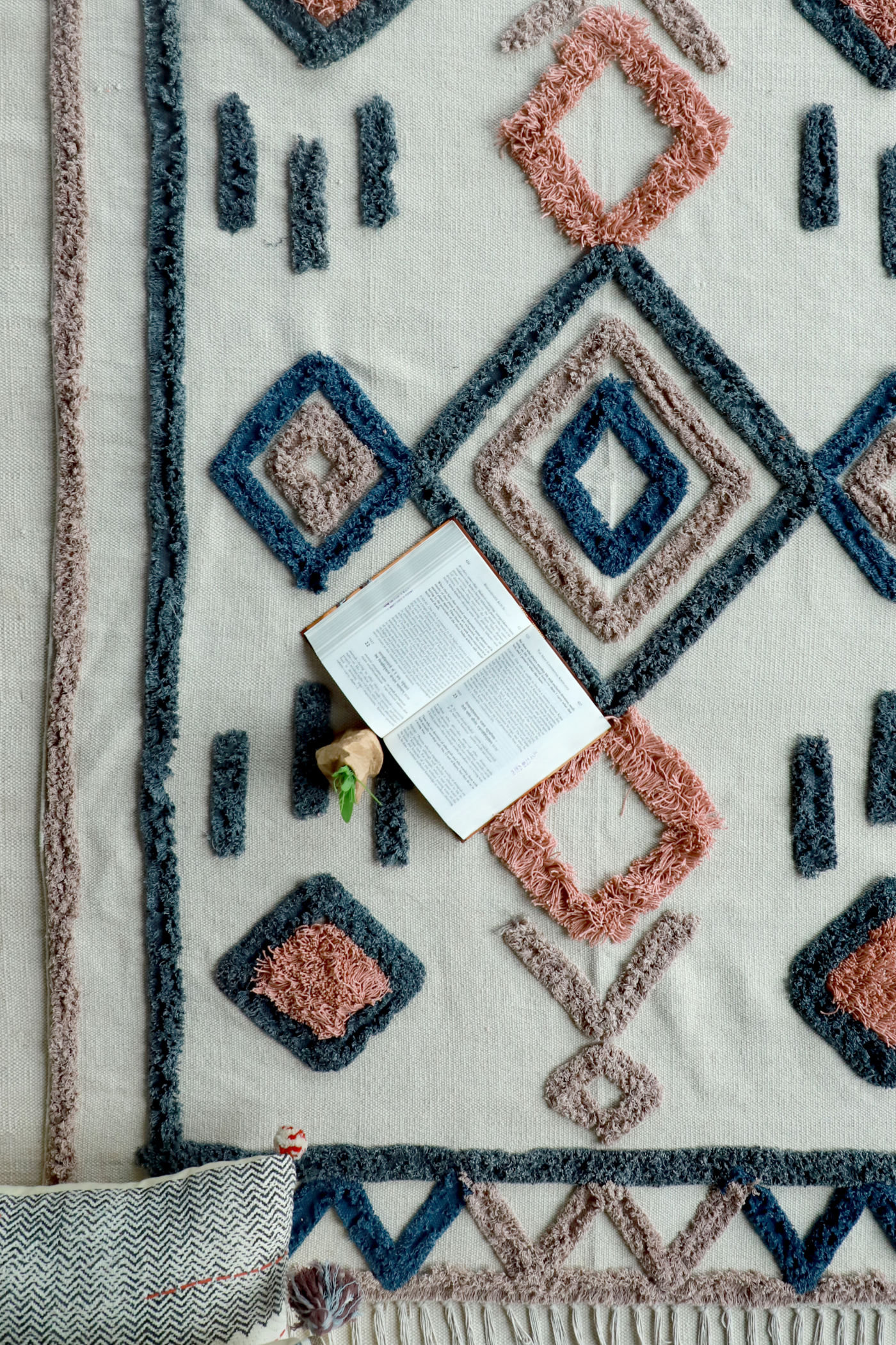 MINIMAL MOROCCAN RUG