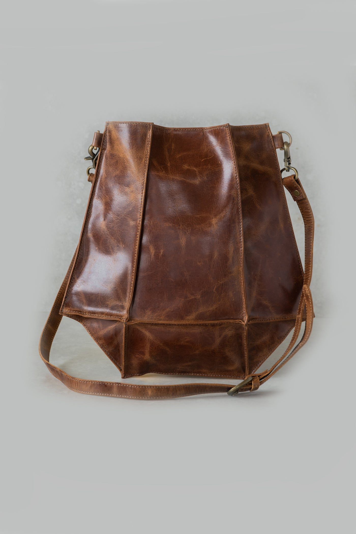 AMYRA-SLING BAG